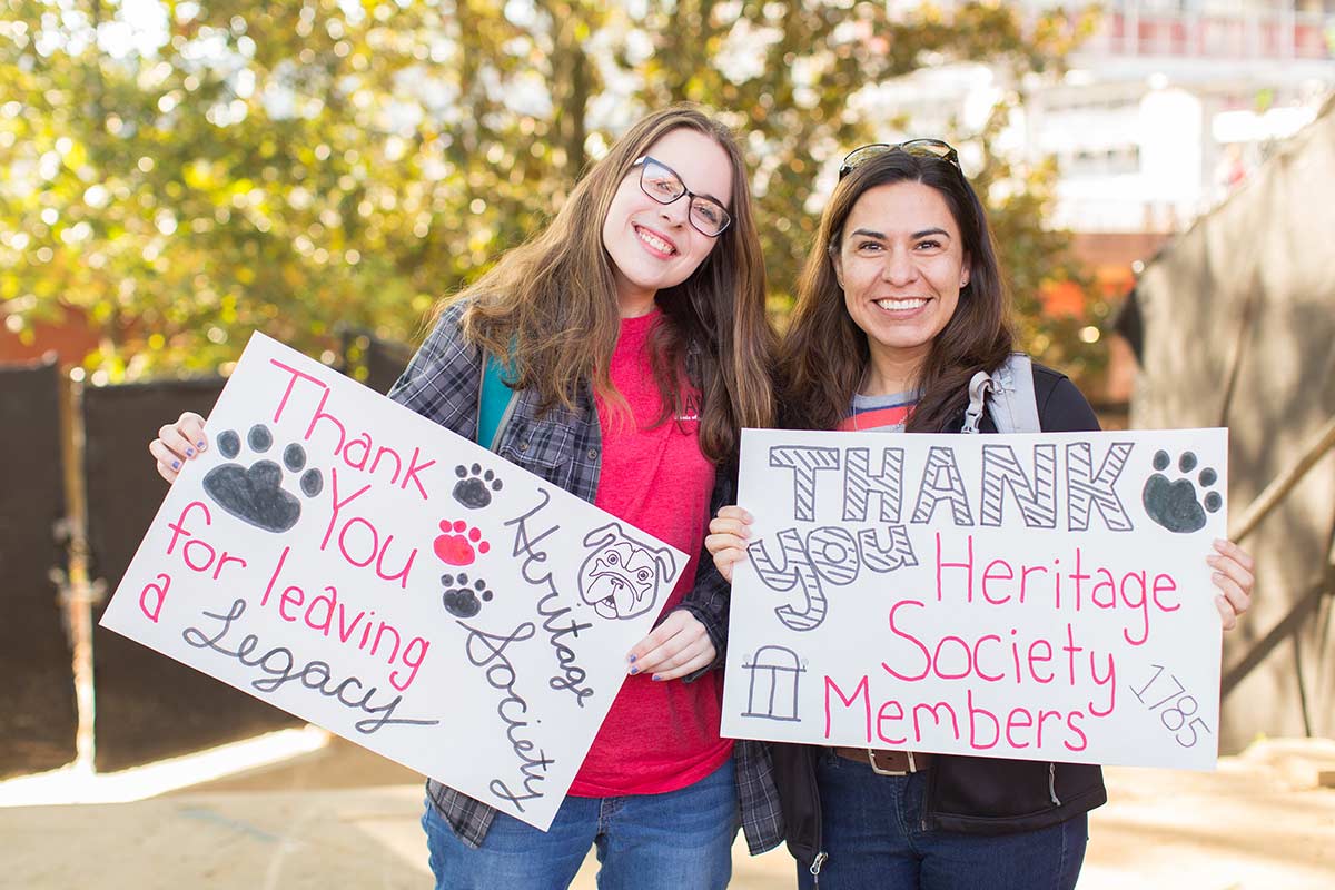 UGA students thanking Heritage Society members for their support
